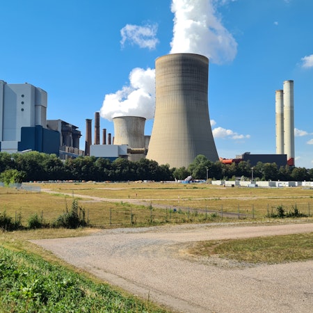 Das Bild zeigt eine Freifläche vor dem Kraftwerk Niederaußem