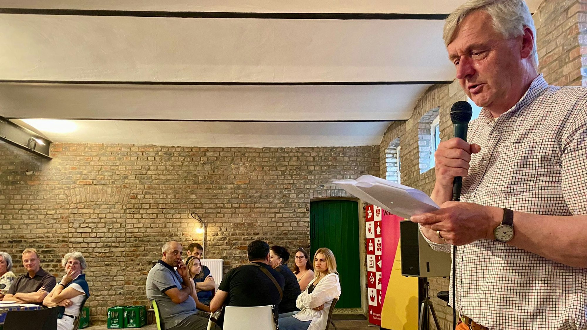 Michael Freiherr Spies von Büllesheim hält eine Rede, an Tischen sitzen Metternicher und hören ihm zu.