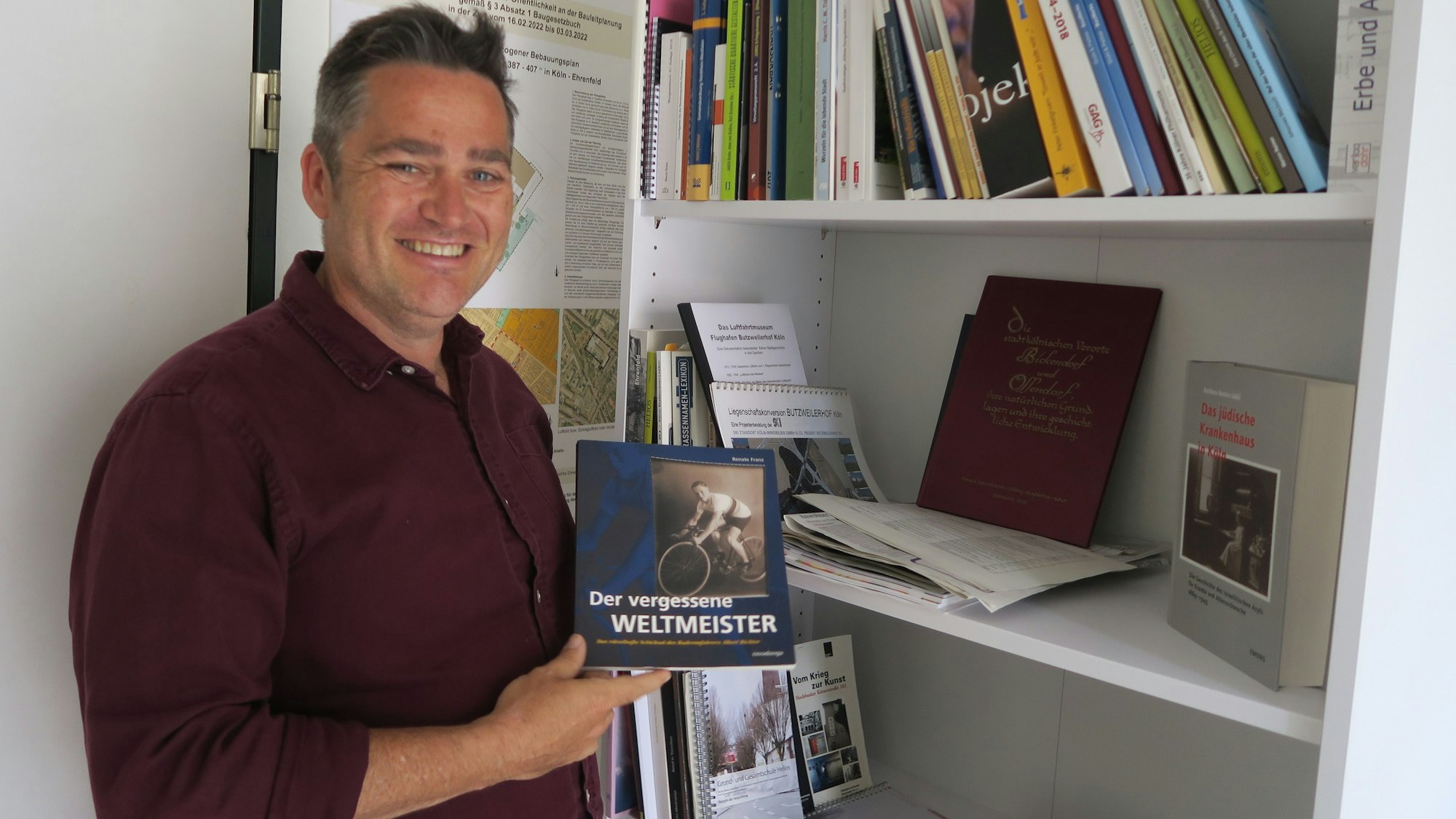 Bezirksbürgermeister Volker Spelthann am Regal in seinem Büro.