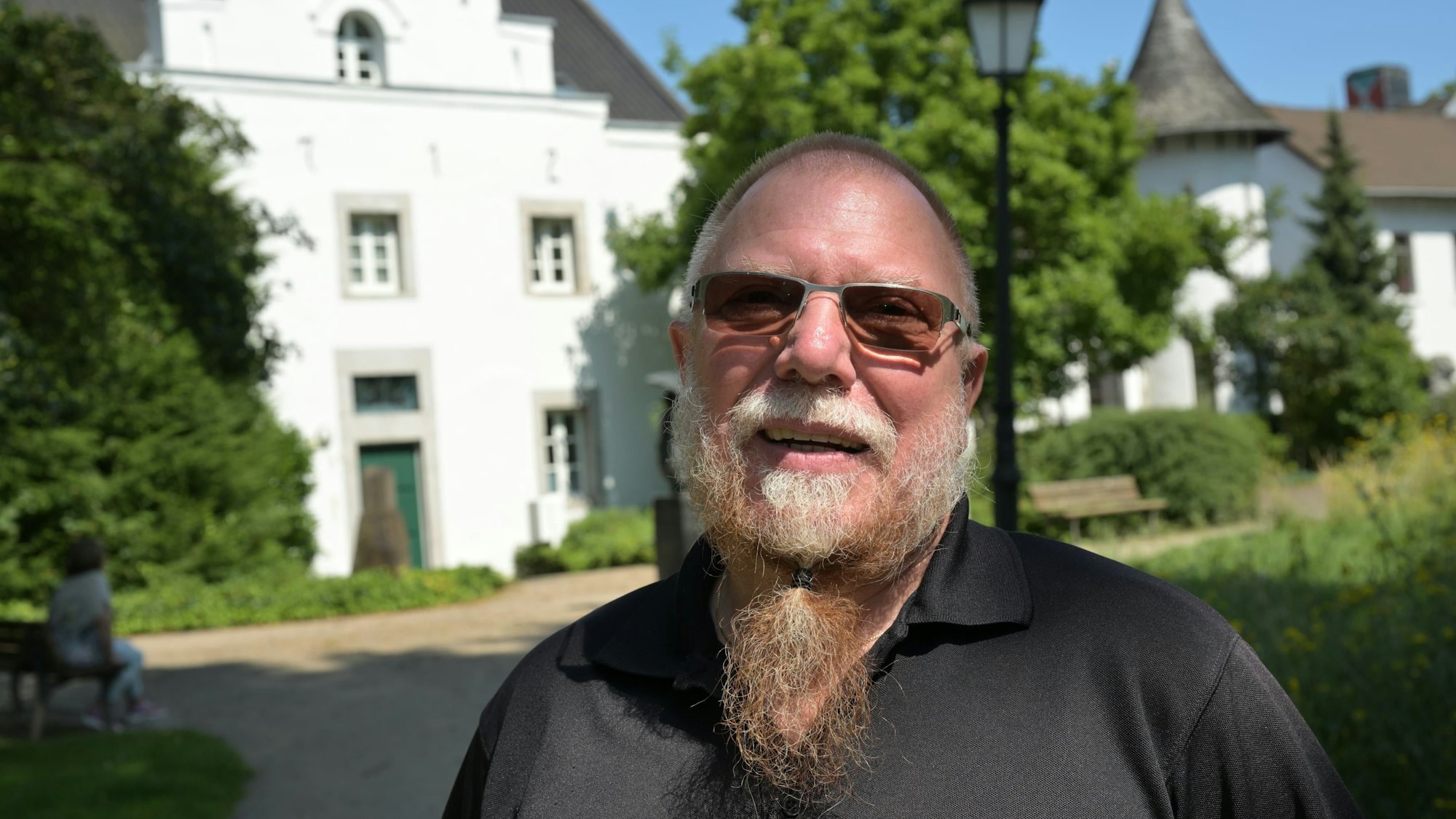 Im Vordergrund ist Peters zu sehen, im Hintergrund das Herrenhaus.