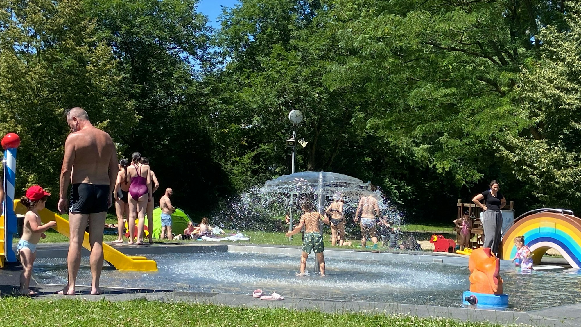 Kinder spelen im Wasser