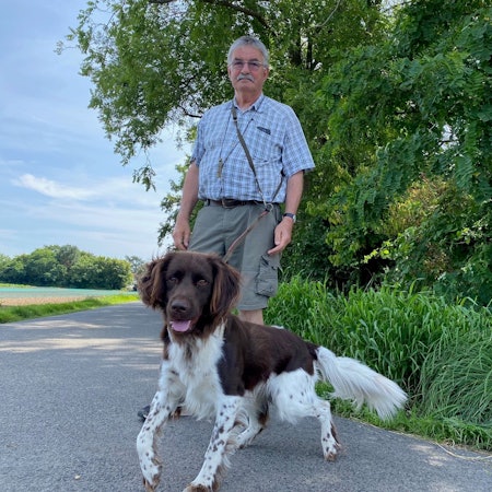 Zu sehen sind Peter Kievernagel und sein Hund Jasko.