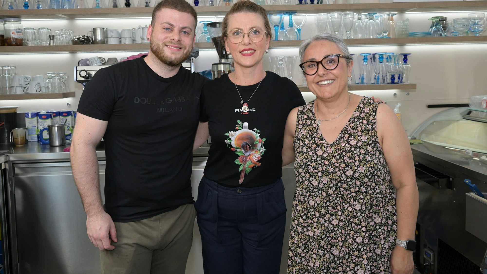 Die drei stehen in der Eisdiele nebeneinander.