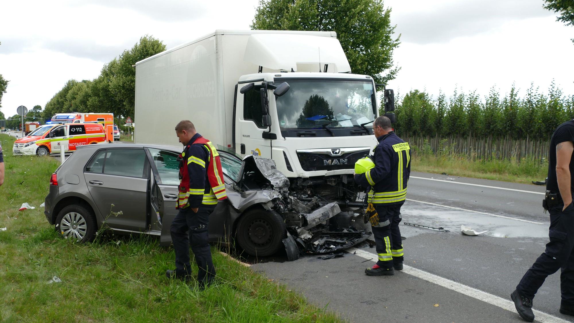 Der Golf prallte frontal in den Gegenverkehr.