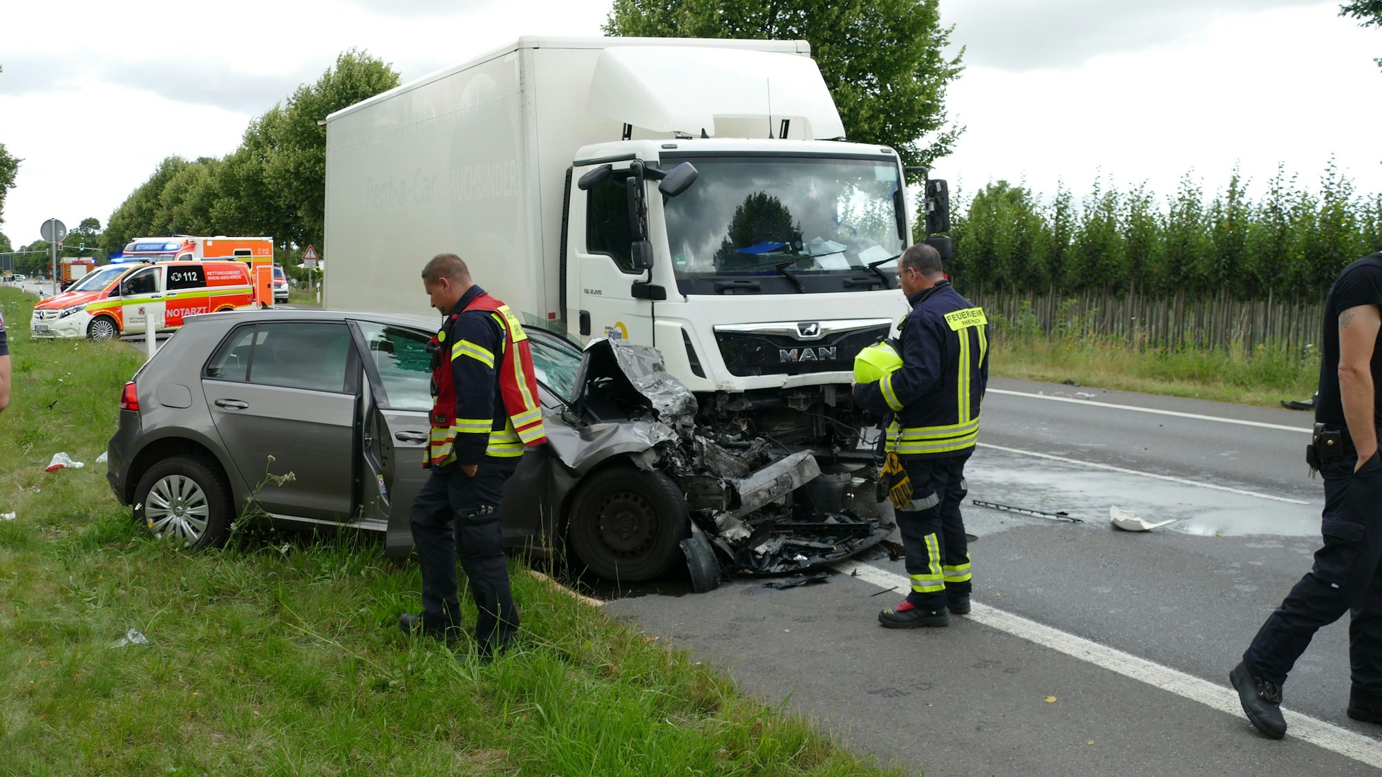 Der VW prallte kurz vor der Baumschule Fischer frontal gegen den Lastwagen im Gegenverkehr.