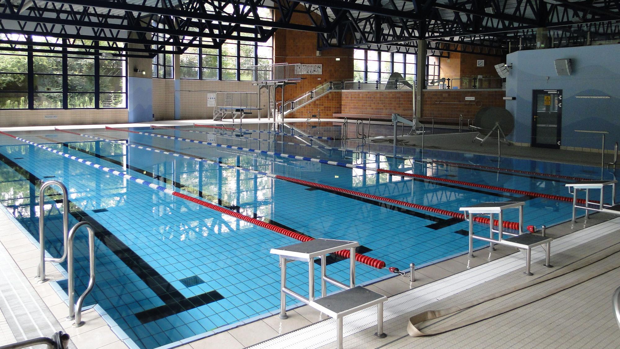Der Innenbereich des Chorweilerbads mit einem großen Schwimmerbecken.