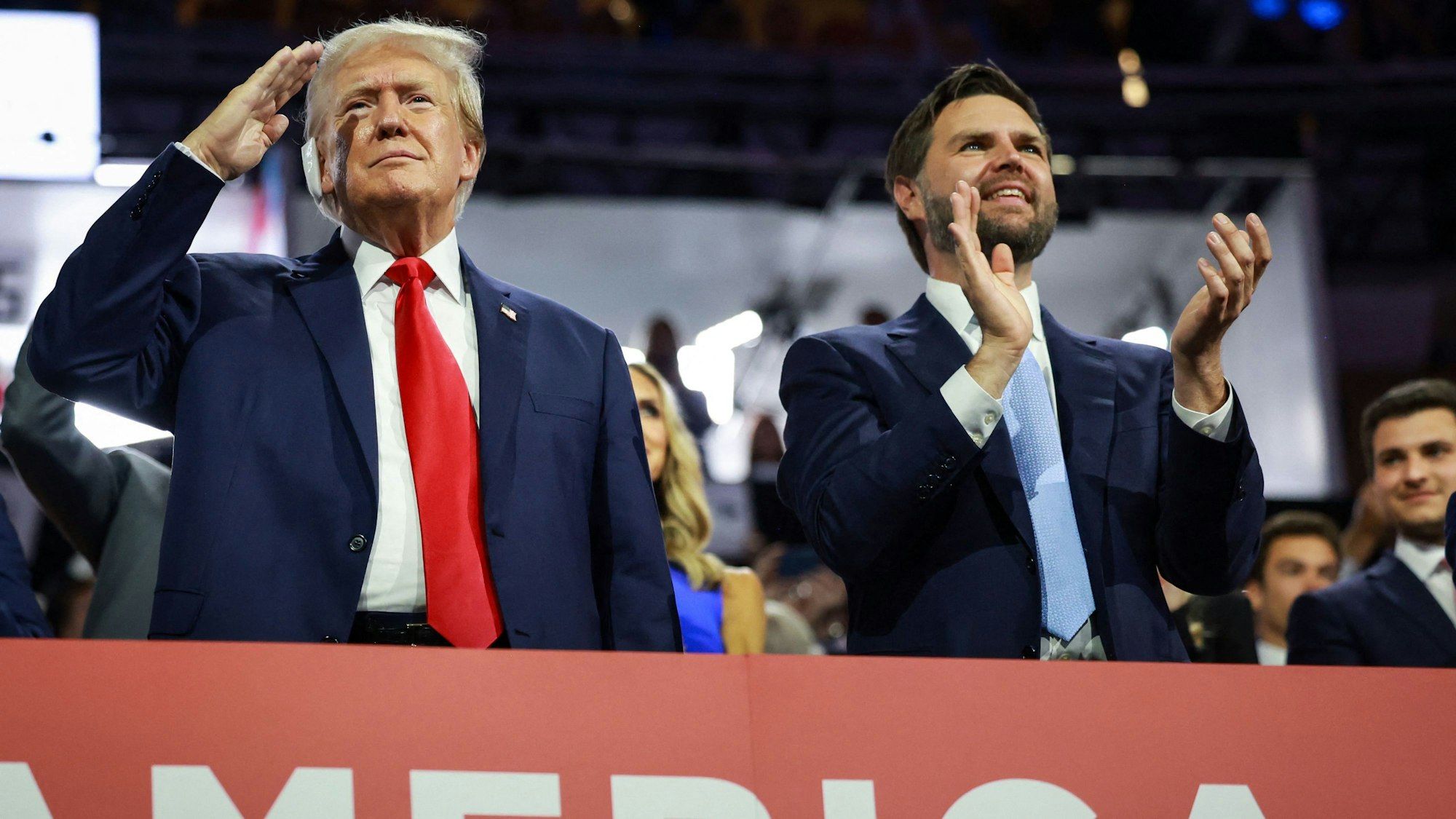 Der republikanische Präsidentschaftskandidat und ehemalige US-Präsident Donald Trump (L) und der republikanische Vizepräsidentschaftskandidat, US-Senator J.D. Vance (R-OH), erscheinen am ersten Tag der Republican National Convention im Fiserv Forum am 15. Juli 2024 in Milwaukee, Wisconsin.