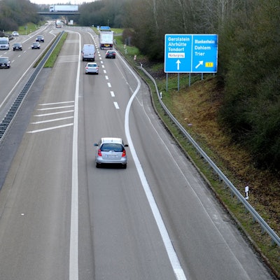 Das Bild zeigt das Ausbauende der Bundesautobahn 1 zwischen Tondorf und Blankenheim im Kreis Euskirchen. Mehrere Autos und Lastwagen befahren die Straße in beide Richtungen. Aufnahme vom 3. Januar 2023.