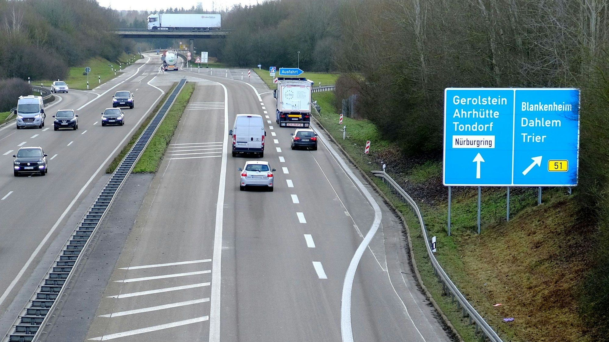 Das Bild zeigt das Ausbauende der Bundesautobahn 1 zwischen Tondorf und Blankenheim im Kreis Euskirchen. Mehrere Autos und Lastwagen befahren die Straße in beide Richtungen. Aufnahme vom 3. Januar 2023.