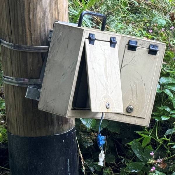 Das Kästchen wurde aufgebrochen und die Batterie entfernt.