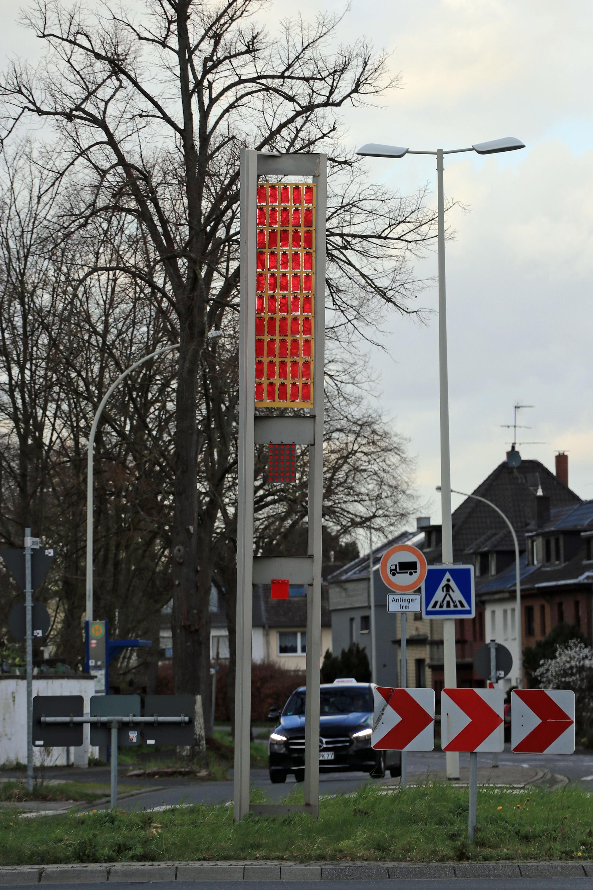 Auf dem Bild ist die Skulptur am alten Standort, einem Verkehrskreisel, zu sehen.