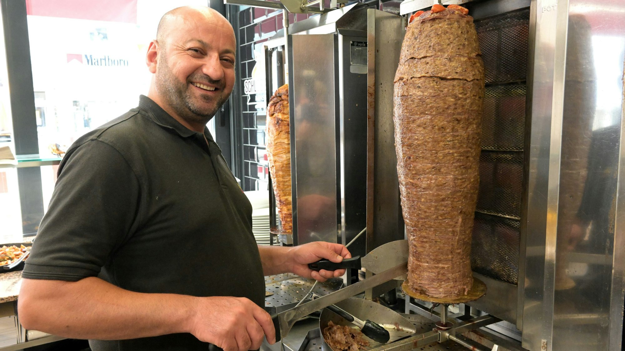 Ahmad Musa, Betreiber des Schloß Grills geht auf Nummer sicher.