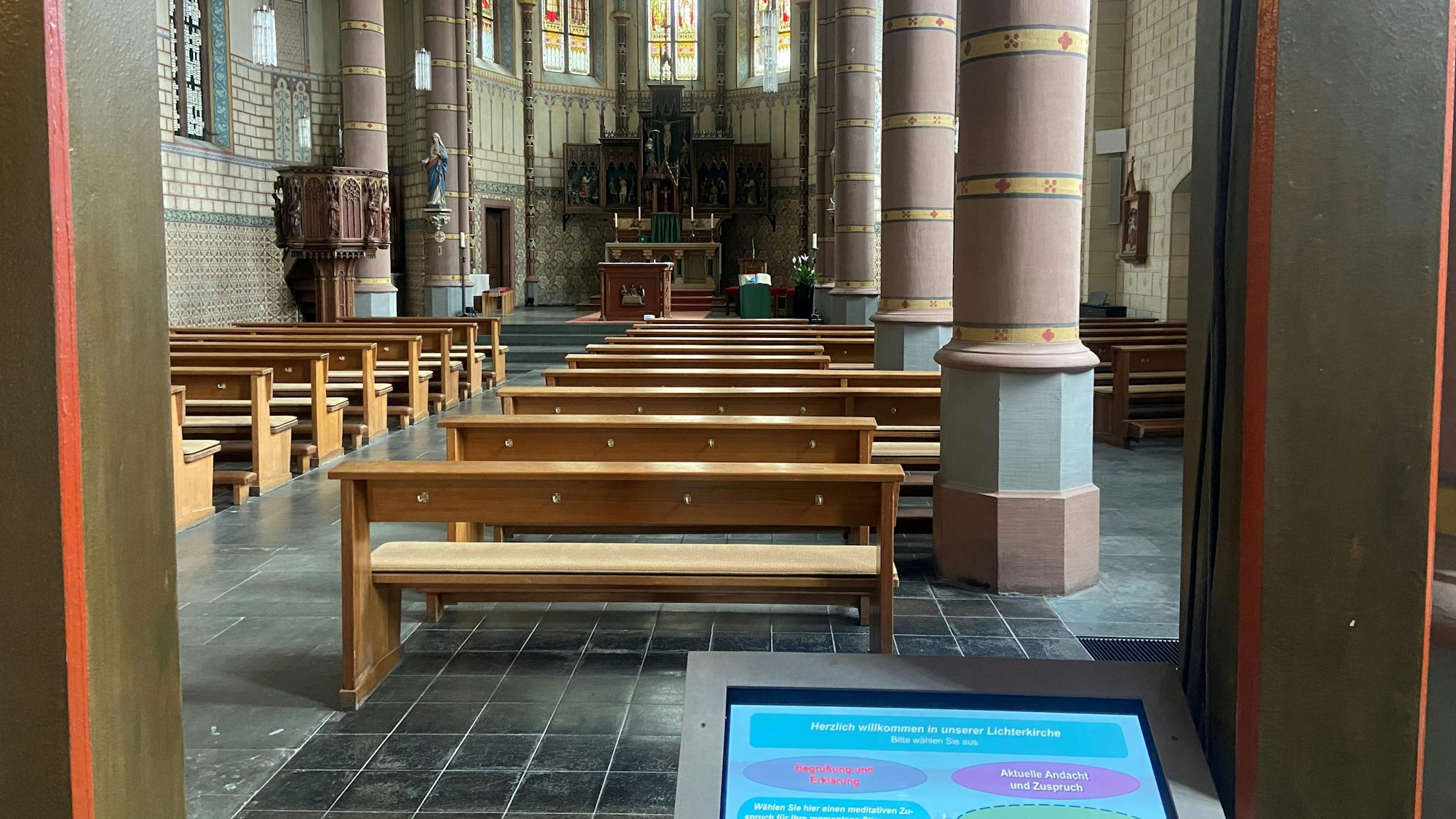 Auf einem Bildschirm können Gäste individuell die Kirchenbeleuchtung, Musik oder gedankliche Anregungen wählen