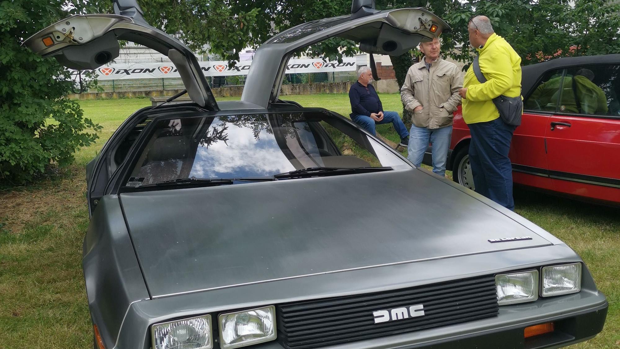Immer wieder ein Hingucker und Gegenstand intensiver „Benzingespräche“ - ein DeLorean mit Flügeltüren und Alu-Karrosse.