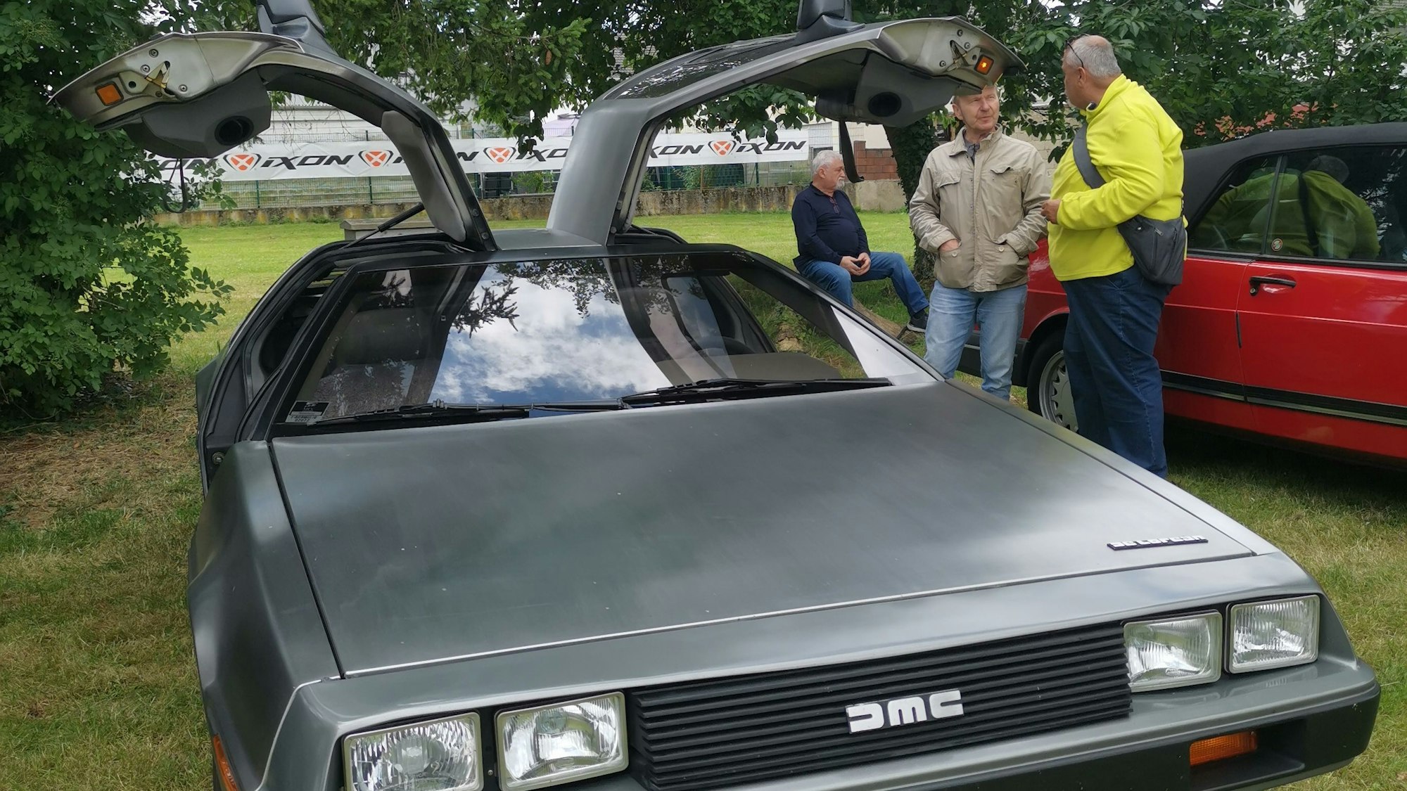 Immer wieder ein Hingucker und Gegenstand intensiver „Benzingespräche“ - ein DeLorean mit Flügeltüren und Alu-Karrosse.