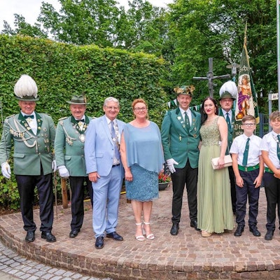 Die Majestäten der Schützenbruderschaft in Vernich stehen Spalier.