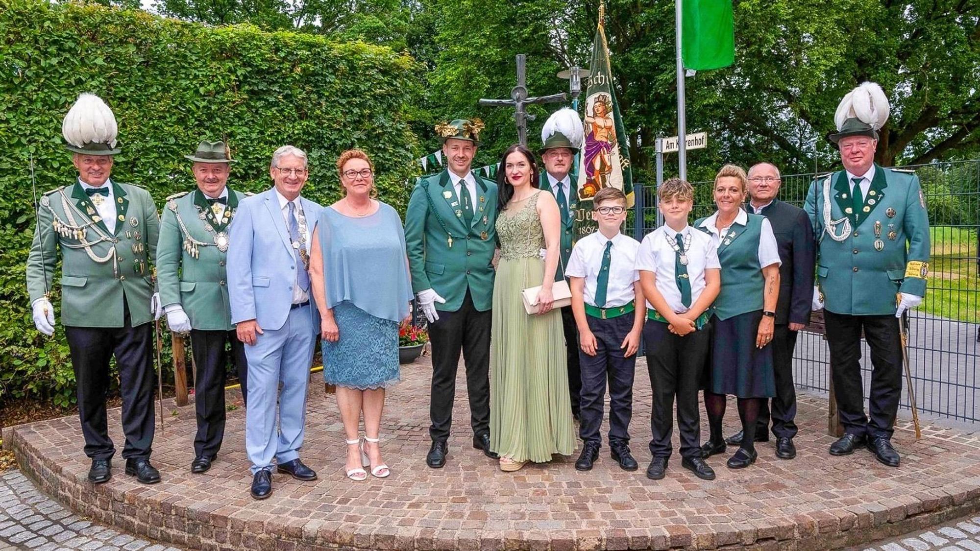 Die Majestäten der Schützenbruderschaft in Vernich stehen Spalier.
