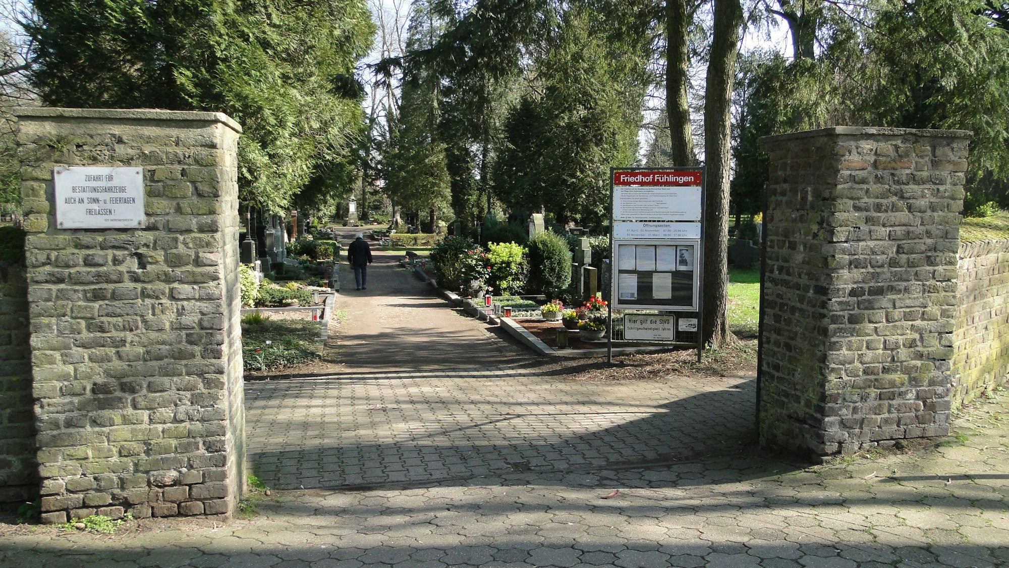 Der Eingang zum Fühlinger Friedhof.
