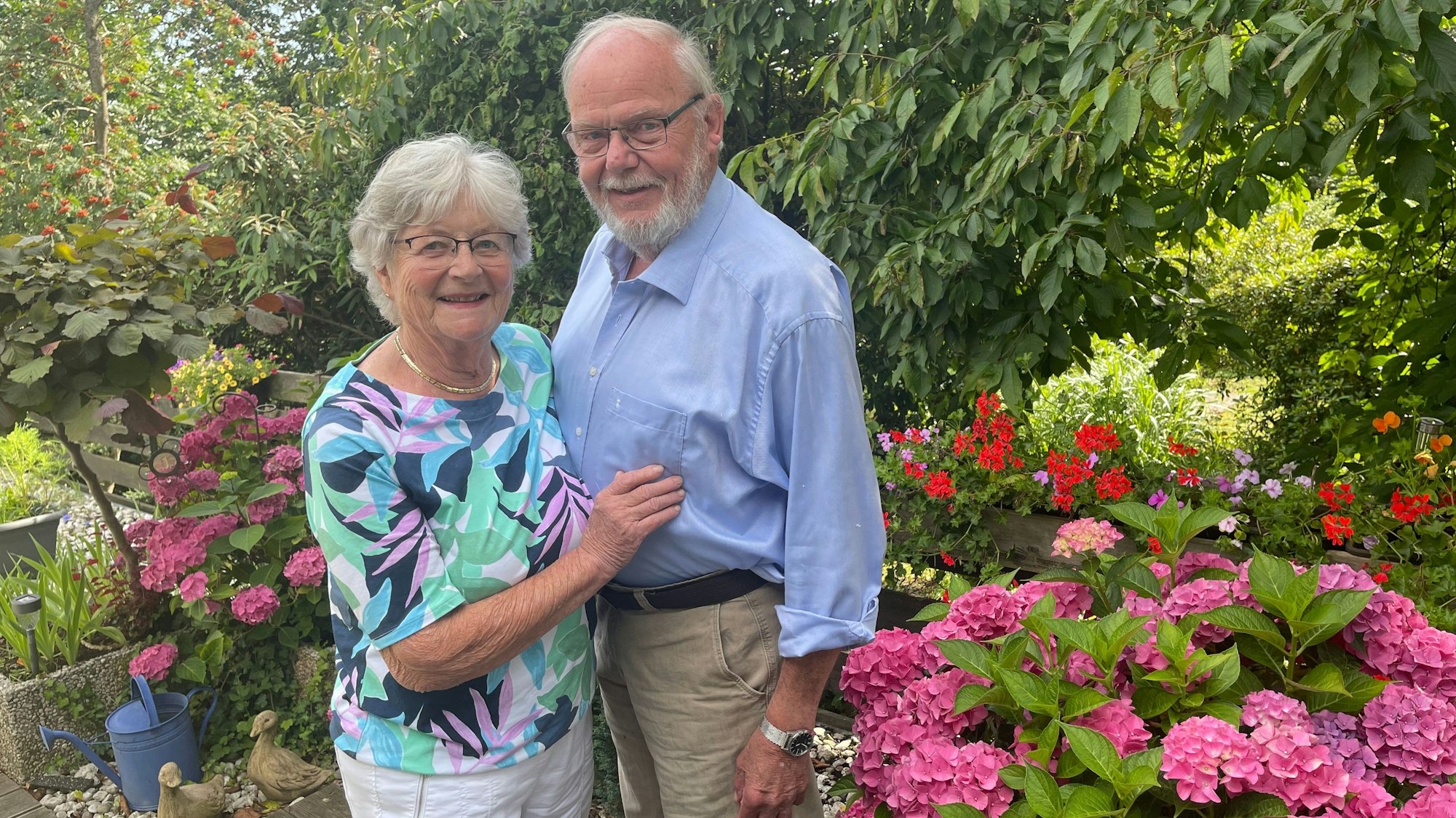 Foto eines älteren Ehepaars, aufgenommen im Garten.