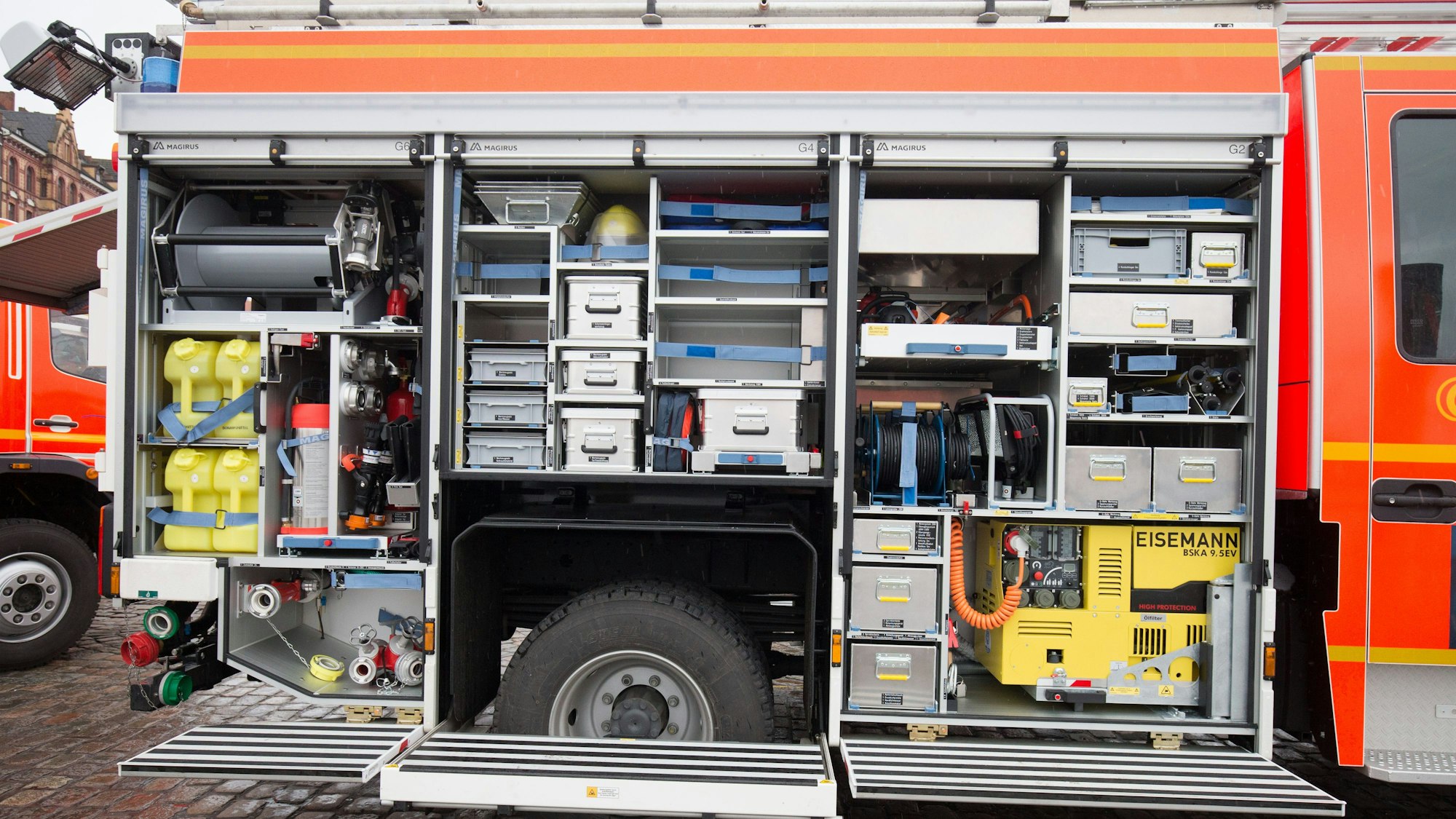 Ein neues Lösch- und Arbeitsfahrzeug (HLF) der Feuerwehr, Blick auf die Technik.