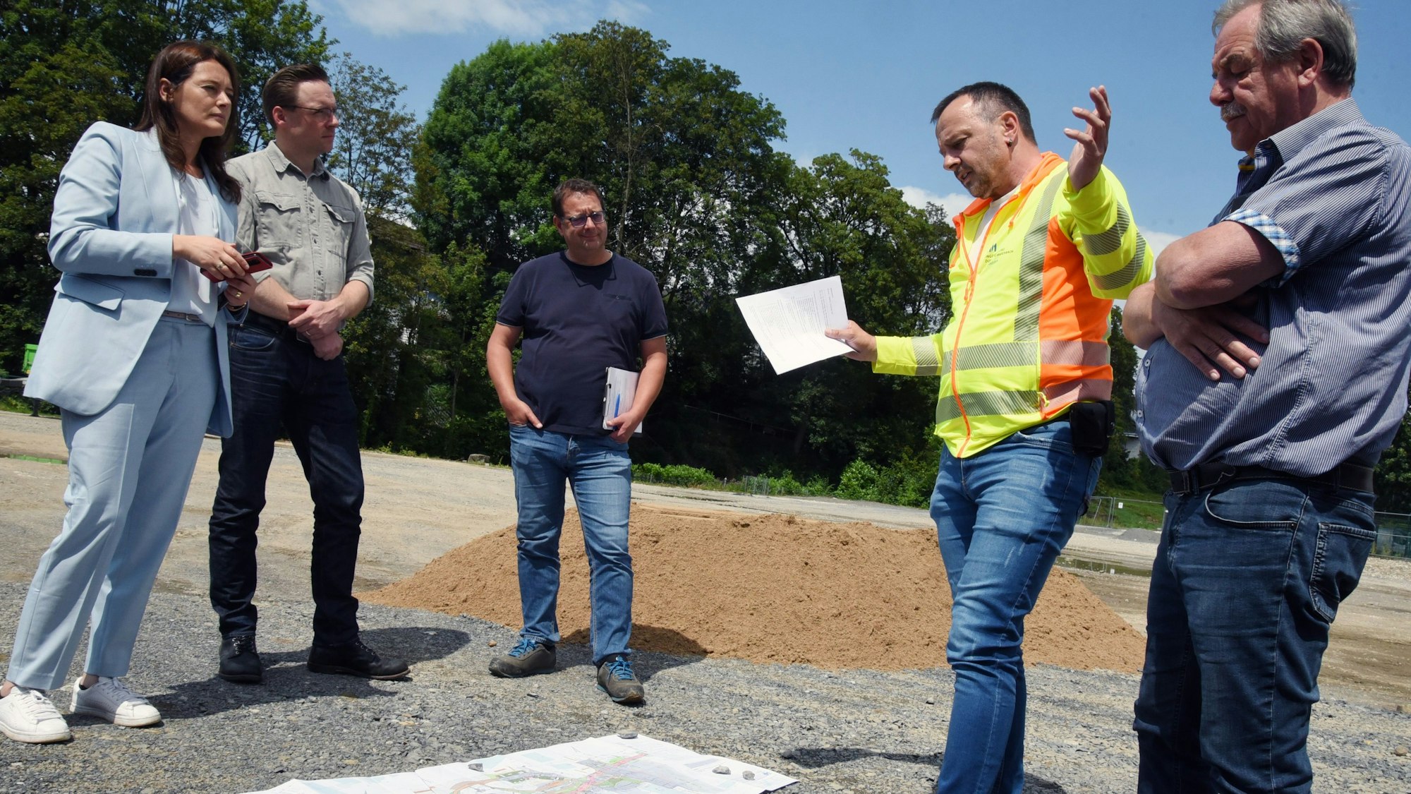 Am Mittwoch wurden in Waldbröl auf dem früheren Merkur-Gelände die Pläne für den Grünzug-Ost vorgestellt, das taten von links: Bürgermeisterin Larissa Weber, Jan Kiefer und Maik Simon (beide Stadt Waldbröl) sowie Bernd Schneider und Hardy Dresbach (beide Ingenieurbüro Donner und Marienbach).