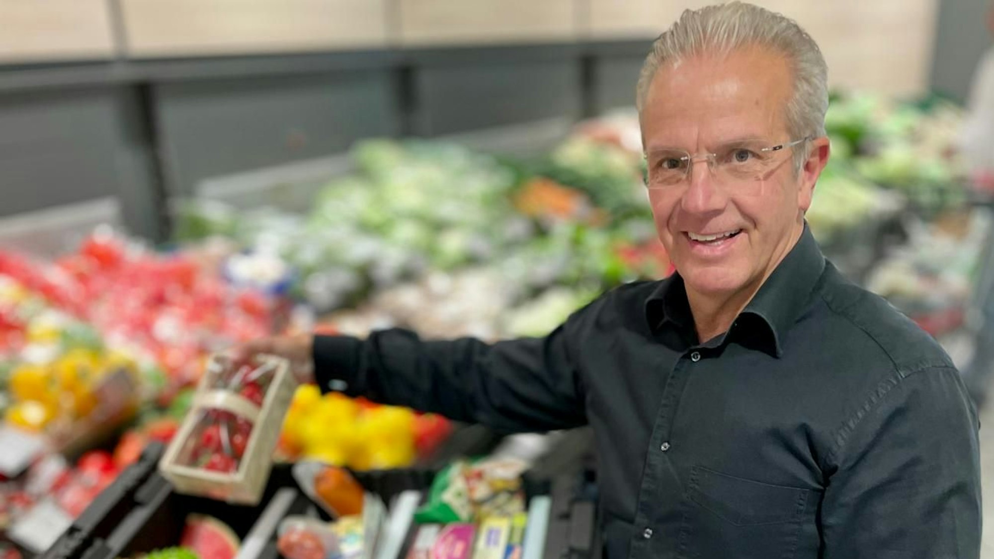 Andreas Siebrecht steht in der Obst- und Gemüseabteilung eines Discounters.