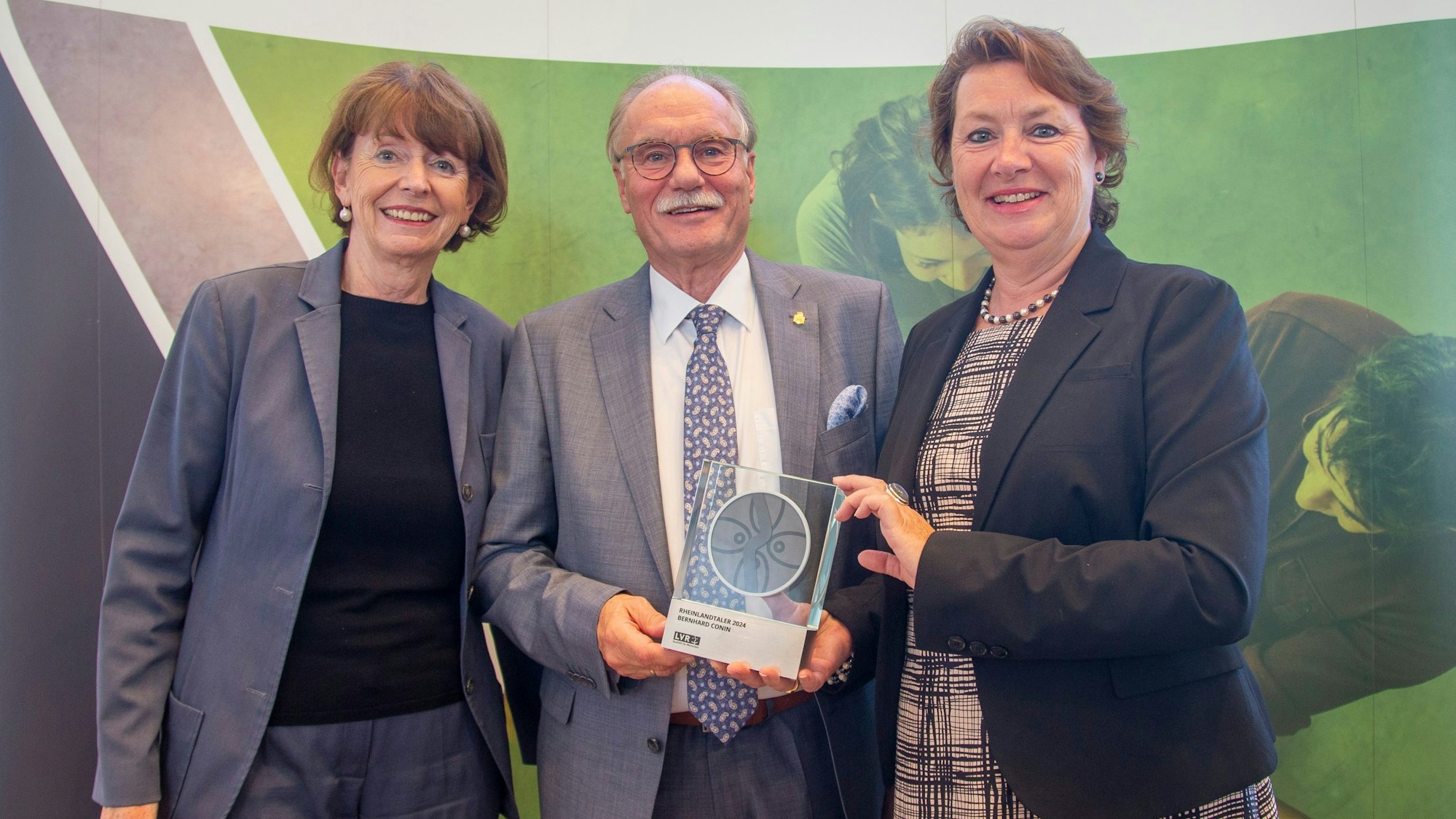 Bernhard Conin erhält von Anne Henk-Hollstein (r.), Stellvertretende Vorsitzende der Landschaftsversammlung Rheinland, den Rheinlandtaler. Auch Henriette Reker gratulierte dem Preisträger.