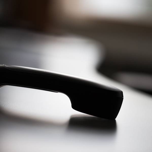 Zu sehen ist ein abgelegter Telefonhörer.