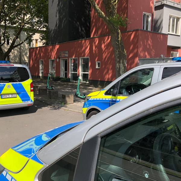 Polizeiautos vor der Unterkunft auf der Nord-Süd-Fahrt.