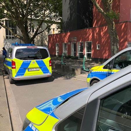 Polizeiautos vor der Unterkunft auf der Nord-Süd-Fahrt.
