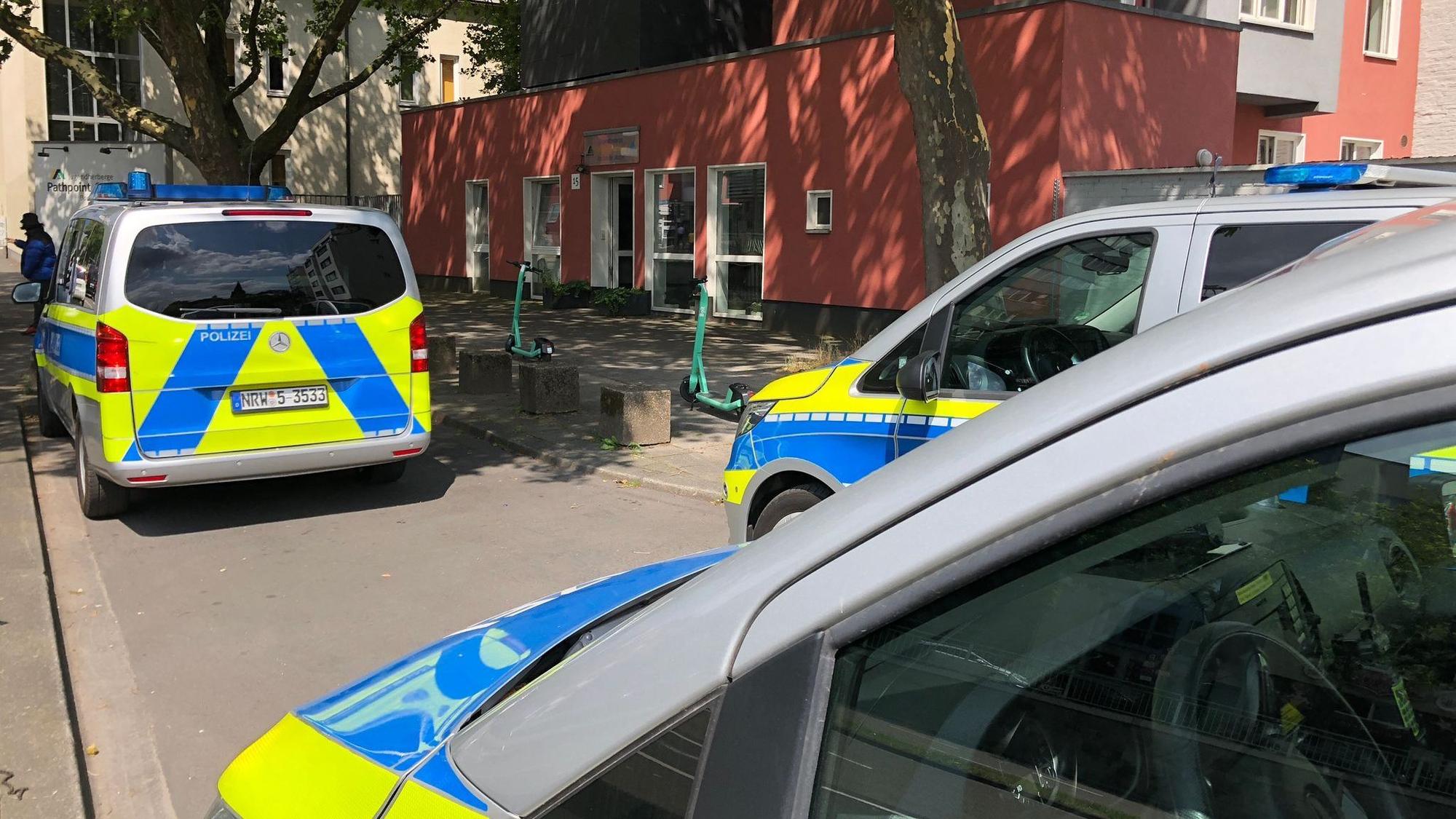 Polizeiautos stehen während der Razzia am Mittwoch vor der ehemaligen Jugendherberge.