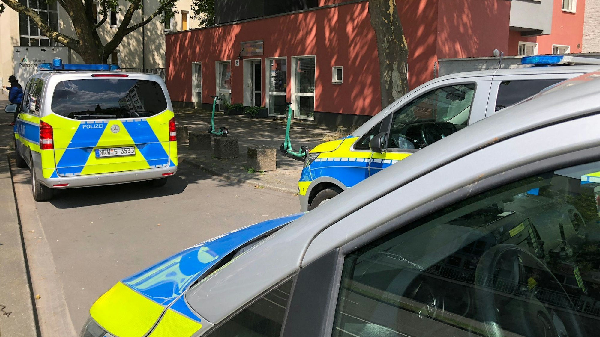 Polizeiautos vor der Unterkunft auf der Nord-Süd-Fahrt.