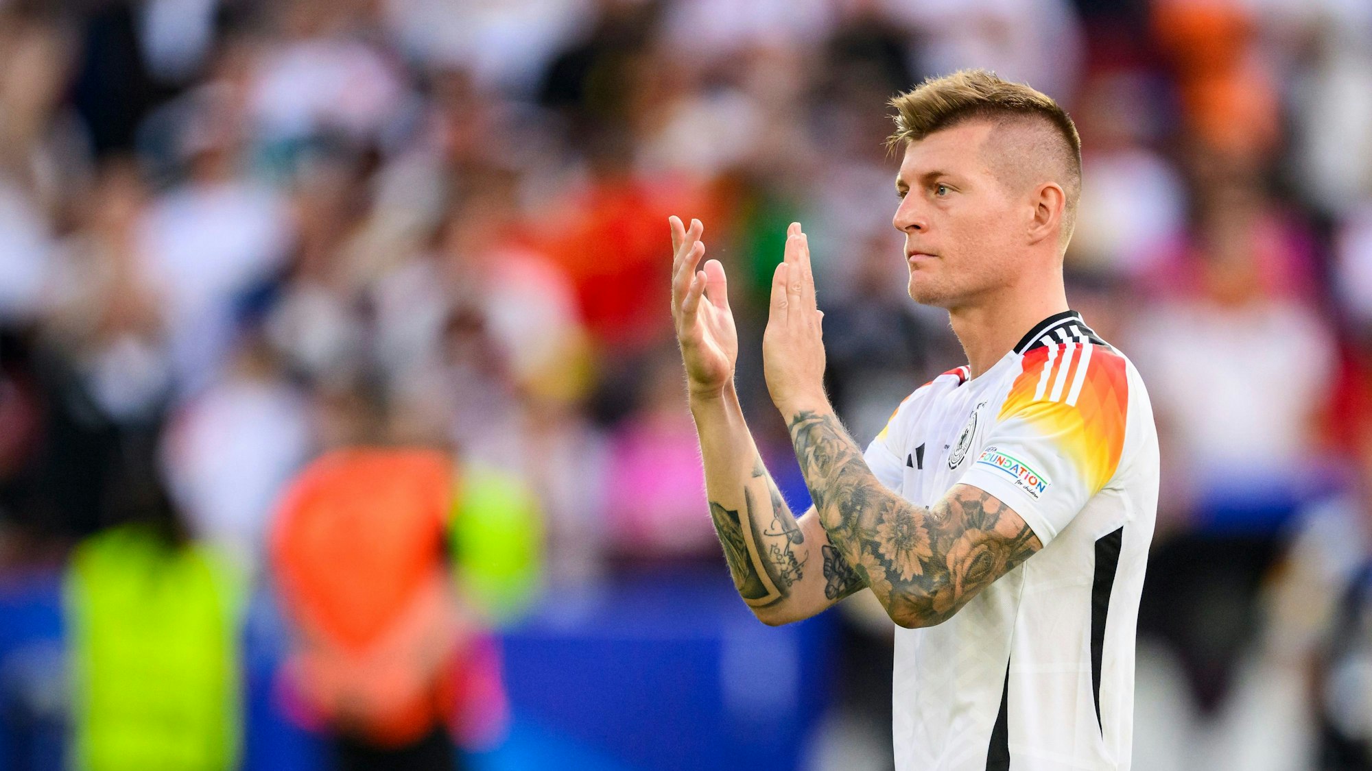 Toni Kroos bedankt sich nach dem Spiel bei den Fans für die Unterstützung und reagiert unzufrieden.