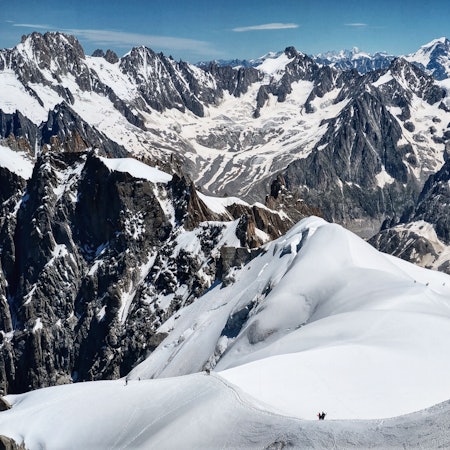 Kletterer auf dem Weg zum Mont Blanc an der französisch-italienischen Grenze. (Symbolbild)