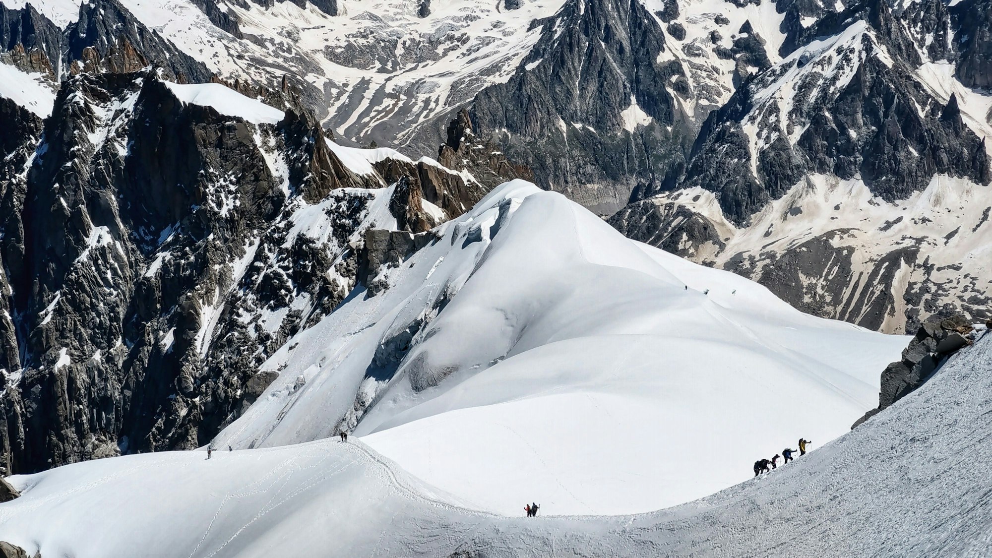 Kletterer auf dem Weg zum Mont Blanc an der französisch-italienischen Grenze. (Symbolbild)