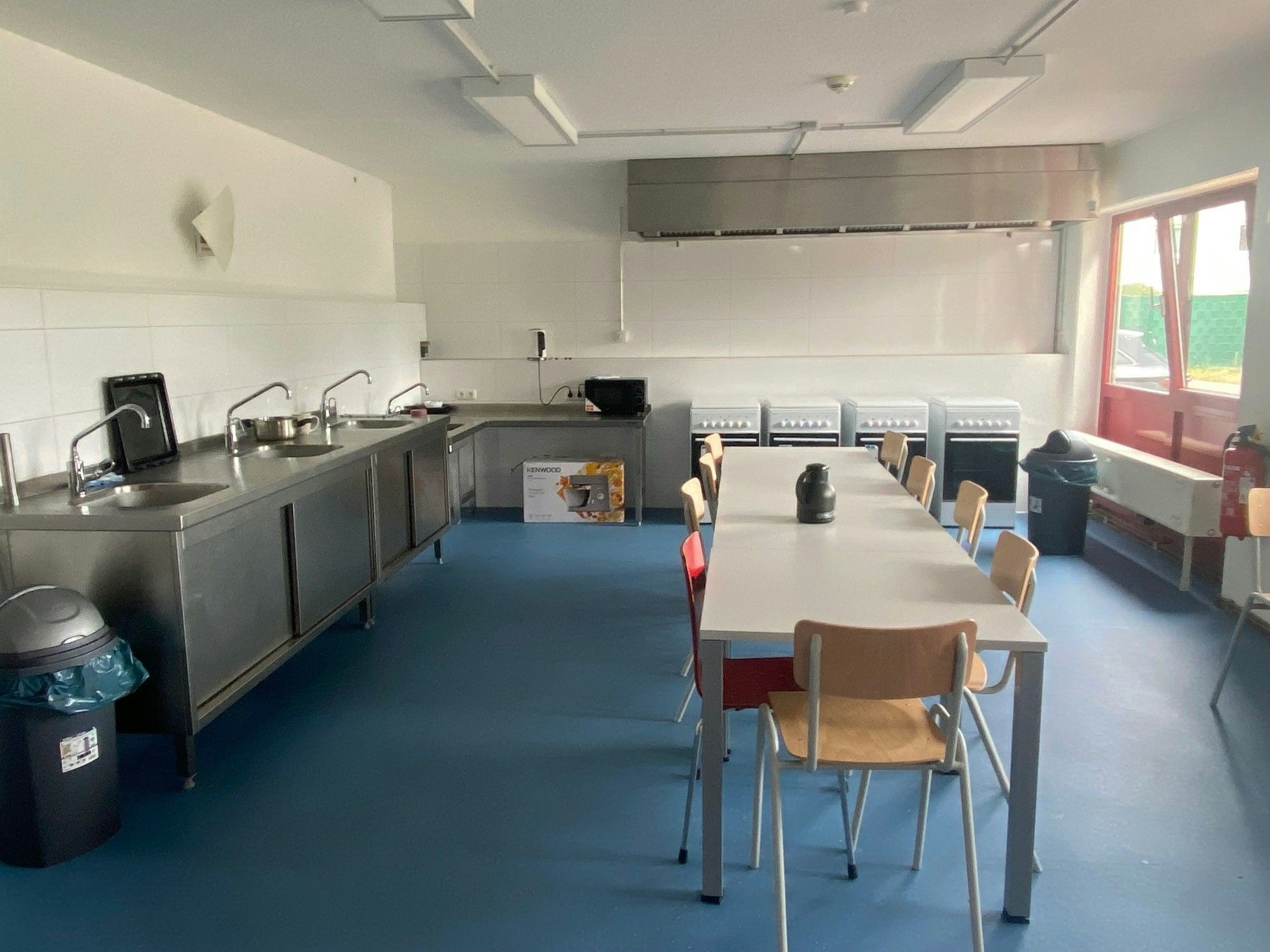 Auf dem Bild ist eine Küche mit Essgelegenheit zu sehen.