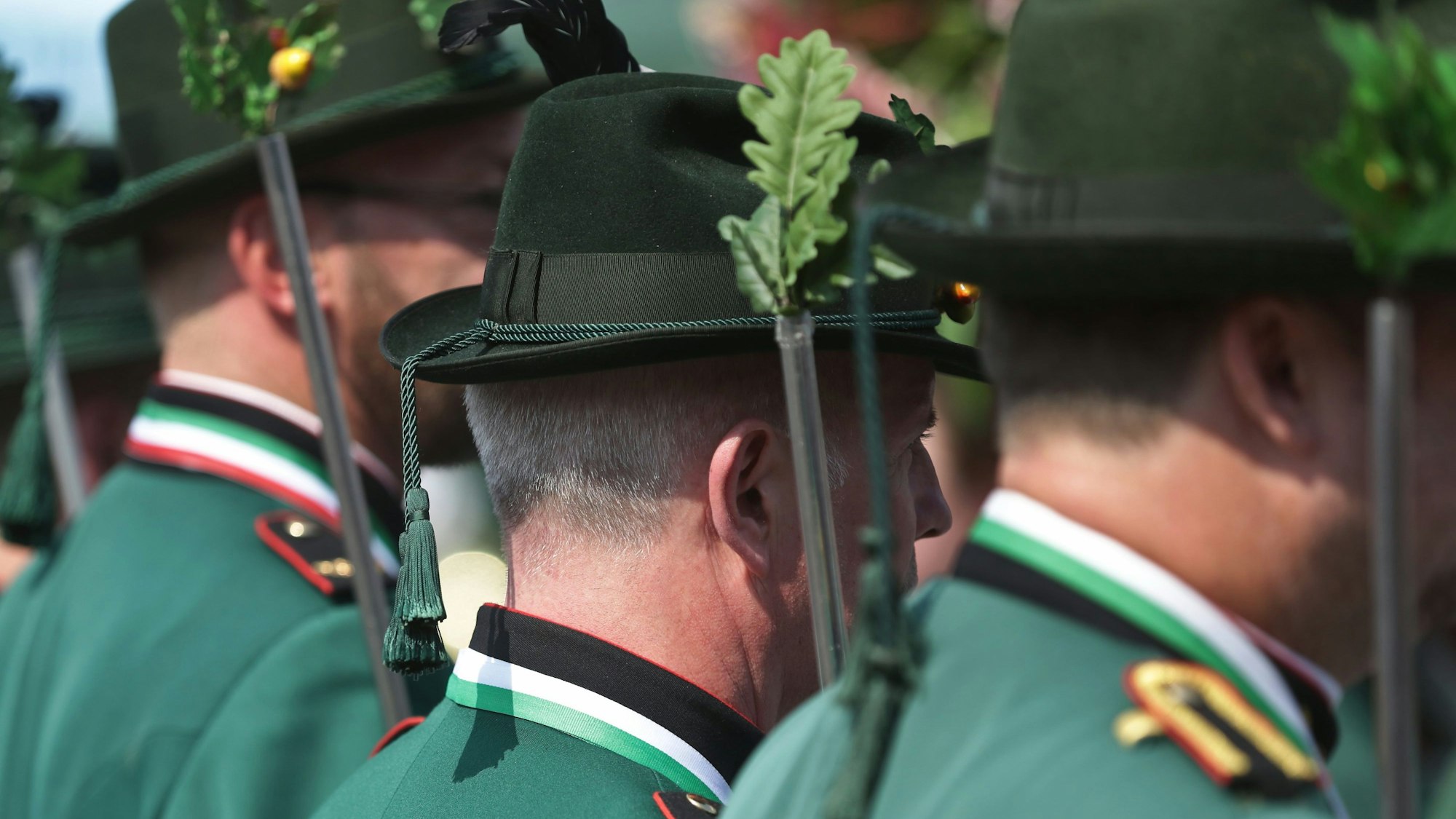 Schützen in Uniformen marschieren bei einem Schützenfest. (Symbolbild)