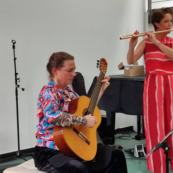 Britta Jakobs mit Querflöte und Irene Kalisvaart mit Gitarre bei ihrem Auftritt im Kunstforum Eifel in Gemünd.