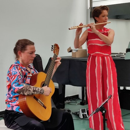 Britta Jakobs mit Querflöte und Irene Kalisvaart mit Gitarre bei ihrem Auftritt im  Kunstforum Eifel in Gemünd.