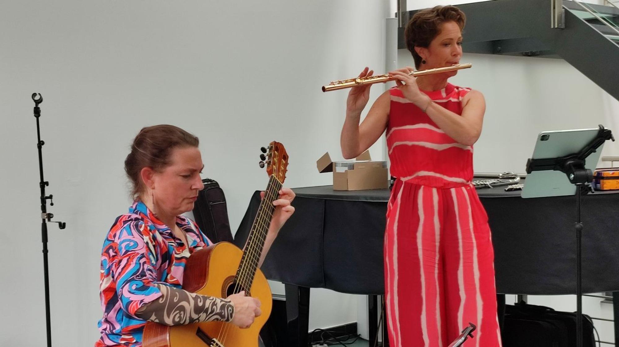 Britta Jakobs mit Querflöte und Irene Kalisvaart mit Gitarre bei ihrem Auftritt im Kunstforum Eifel in Gemünd.