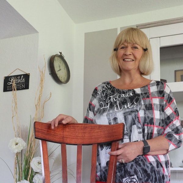Gudrun Sternickel aus Wildbergerhütte mit ihrem ältesten Schatz, einem Barhocker aus dem ehemaligen„Atrium“ .