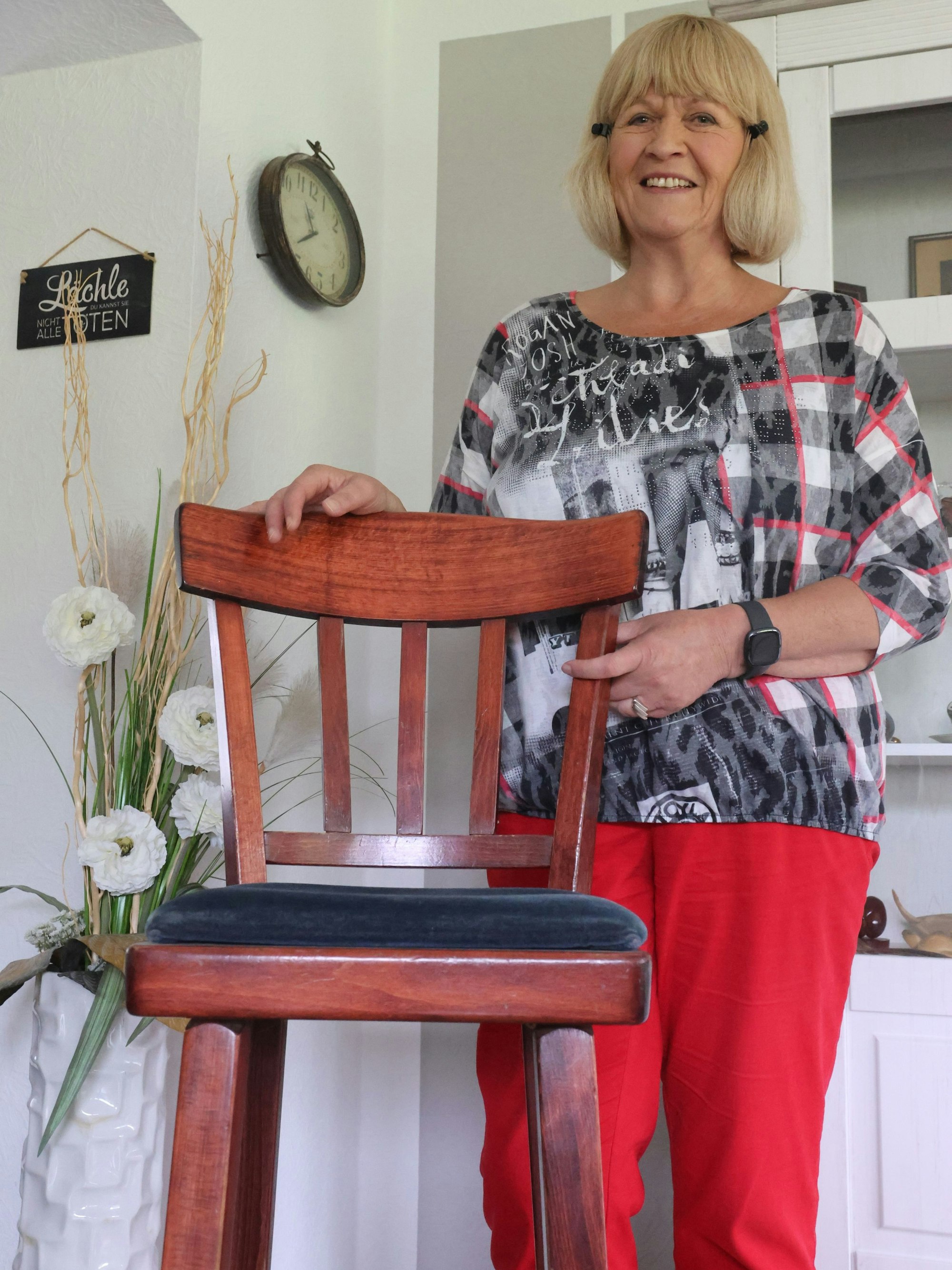 Gudrun Sternickel und der Barhocker aus dem Atrium.