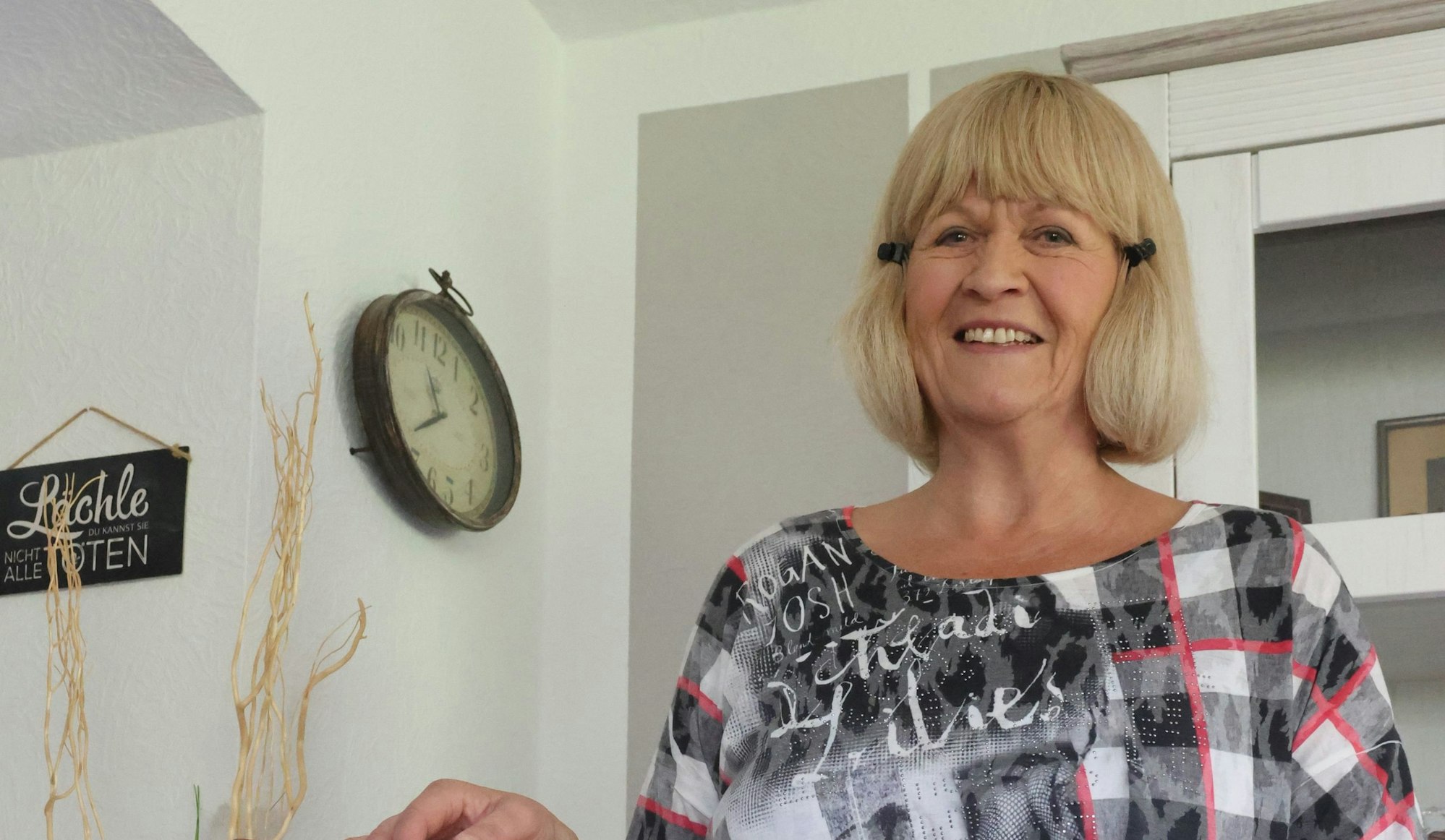 Gudrun Sternickel aus Wildbergerhütte mit ihrem ältesten Schatz, einem Barhocker aus dem ehemaligen„Atrium“ .