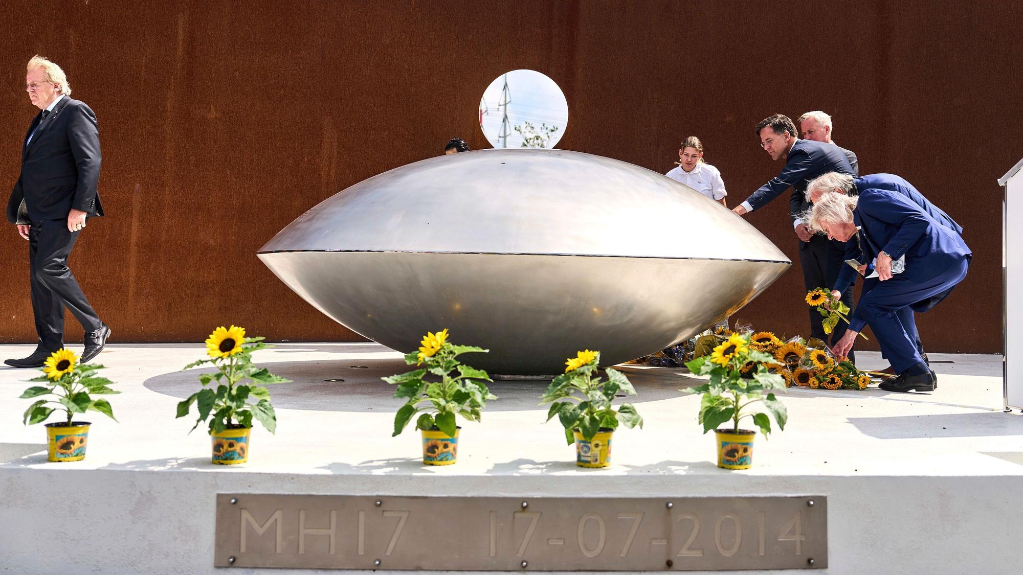 Mark Rutte (3.v.l), ehemaliger Ministerpräsident von den Niederlanden, nimmt am nationalen Denkmal teil.