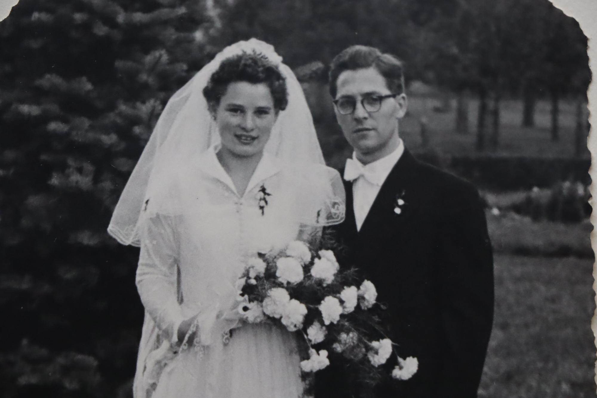 Eine Frau und ein Mann heiraten.