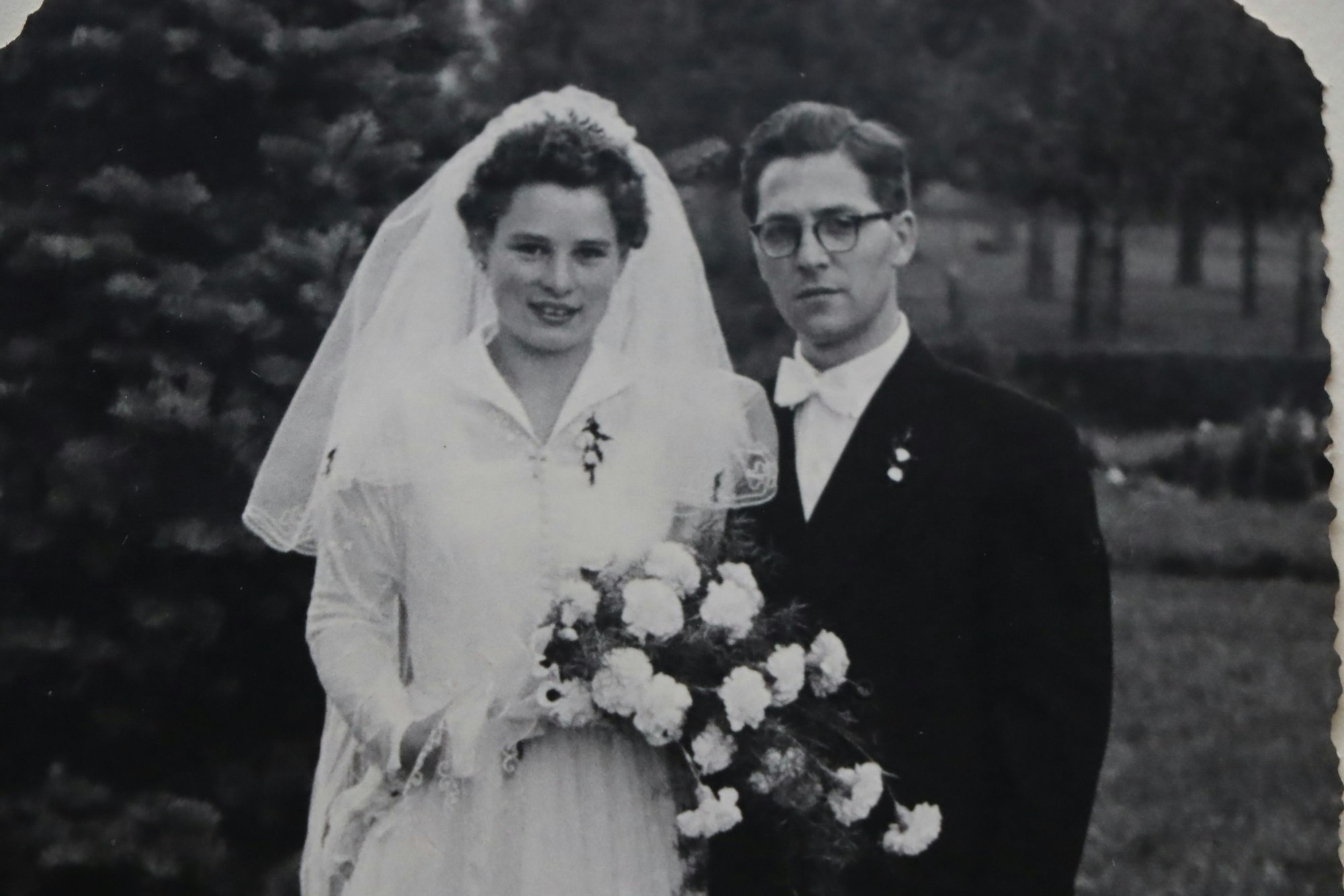 Eine Frau und ein Mann heiraten.