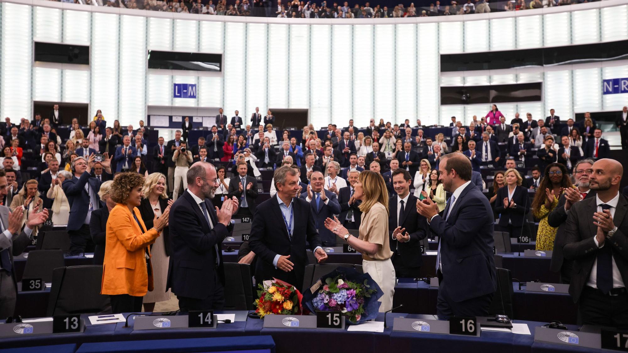 16.07.2024, Frankreich, Straßburg: Parlamentspräsidentin Roberta Metsola (3.v.r) wird nach ihrer Wiederwahl während der Plenarsitzung des Europäischen Parlaments gratuliert. Die Abgeordneten des Europaparlaments haben die Christdemokratin Metsola wieder zu ihrer Präsidentin gewählt. Foto: Philipp von Ditfurth/dpa +++ dpa-Bildfunk +++