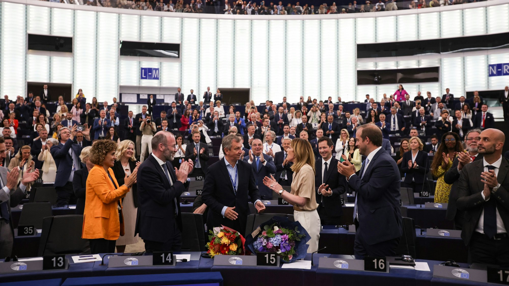 16.07.2024, Frankreich, Straßburg: Parlamentspräsidentin Roberta Metsola (3.v.r) wird nach ihrer Wiederwahl während der Plenarsitzung des Europäischen Parlaments gratuliert. Die Abgeordneten des Europaparlaments haben die Christdemokratin Metsola wieder zu ihrer Präsidentin gewählt. Foto: Philipp von Ditfurth/dpa +++ dpa-Bildfunk +++