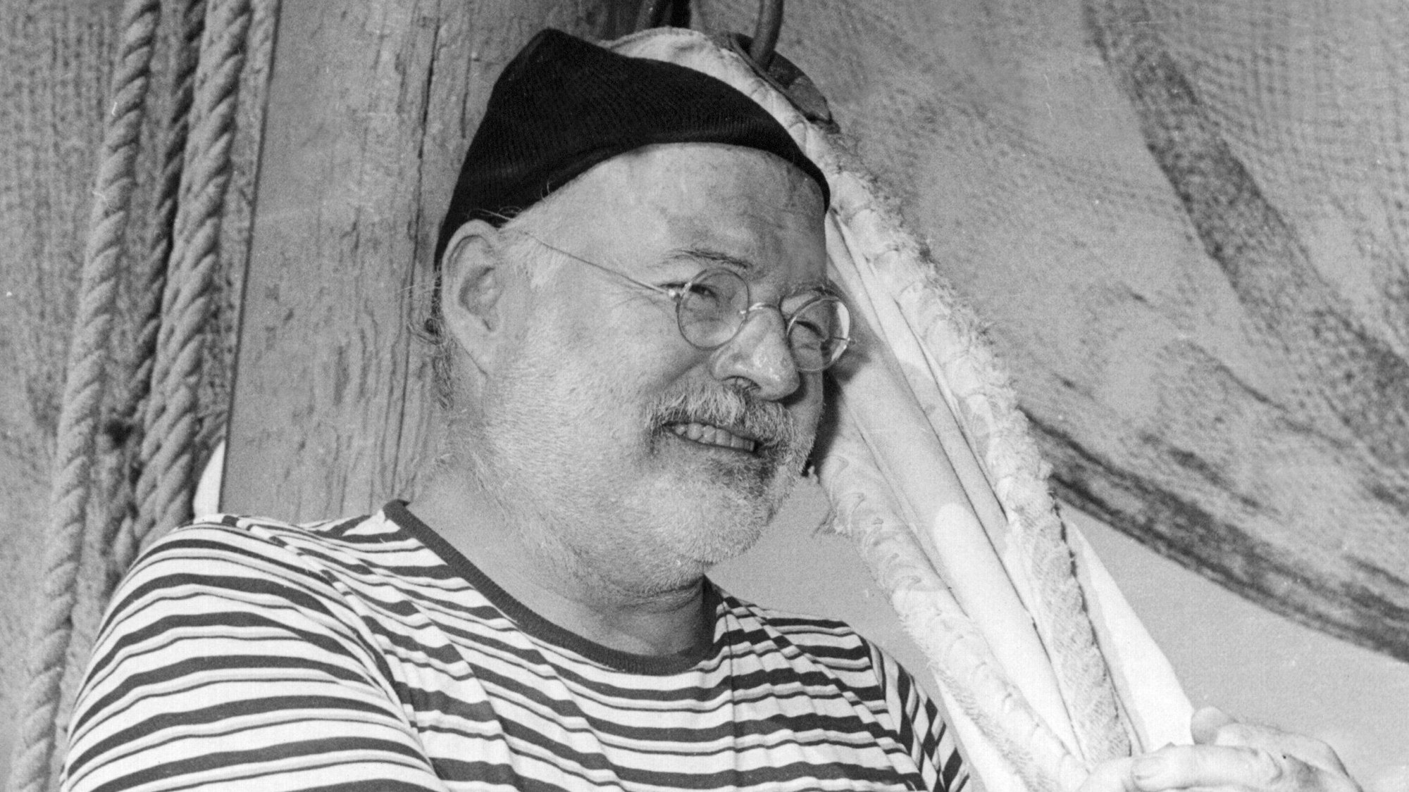 Undatiertes Archivbild zeigt Ernest Hemingway auf einem Fischzug im Karibischen Meer in der Nähe seines ständigen Wohnsitzes Fincavigia bei Havanna.