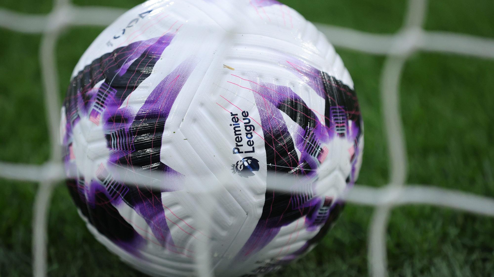Der Spielball liegt während des Spiels in Craven Cottage im Tor.